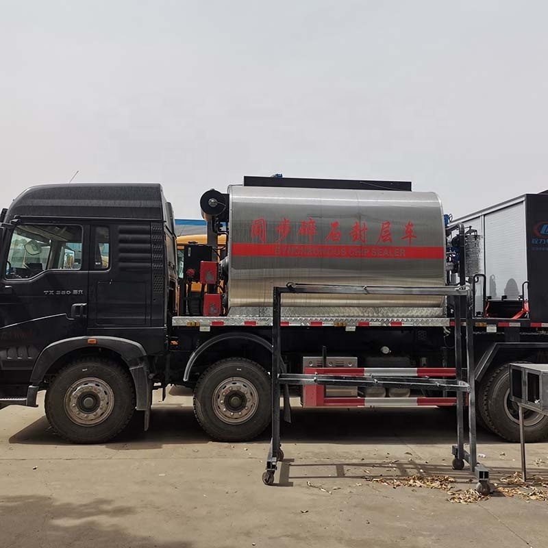 Promotion Professional Factory HOWO 8*4 12Wheels 8CBM Asphalt Tank 12 CBM Gravel Tank Chip Spreader Truck