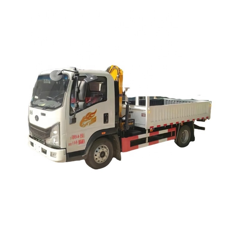 HOWO telescopic boom cranes mounted on the 4x2 chassis ,5tons crane 4 sections crane trucks