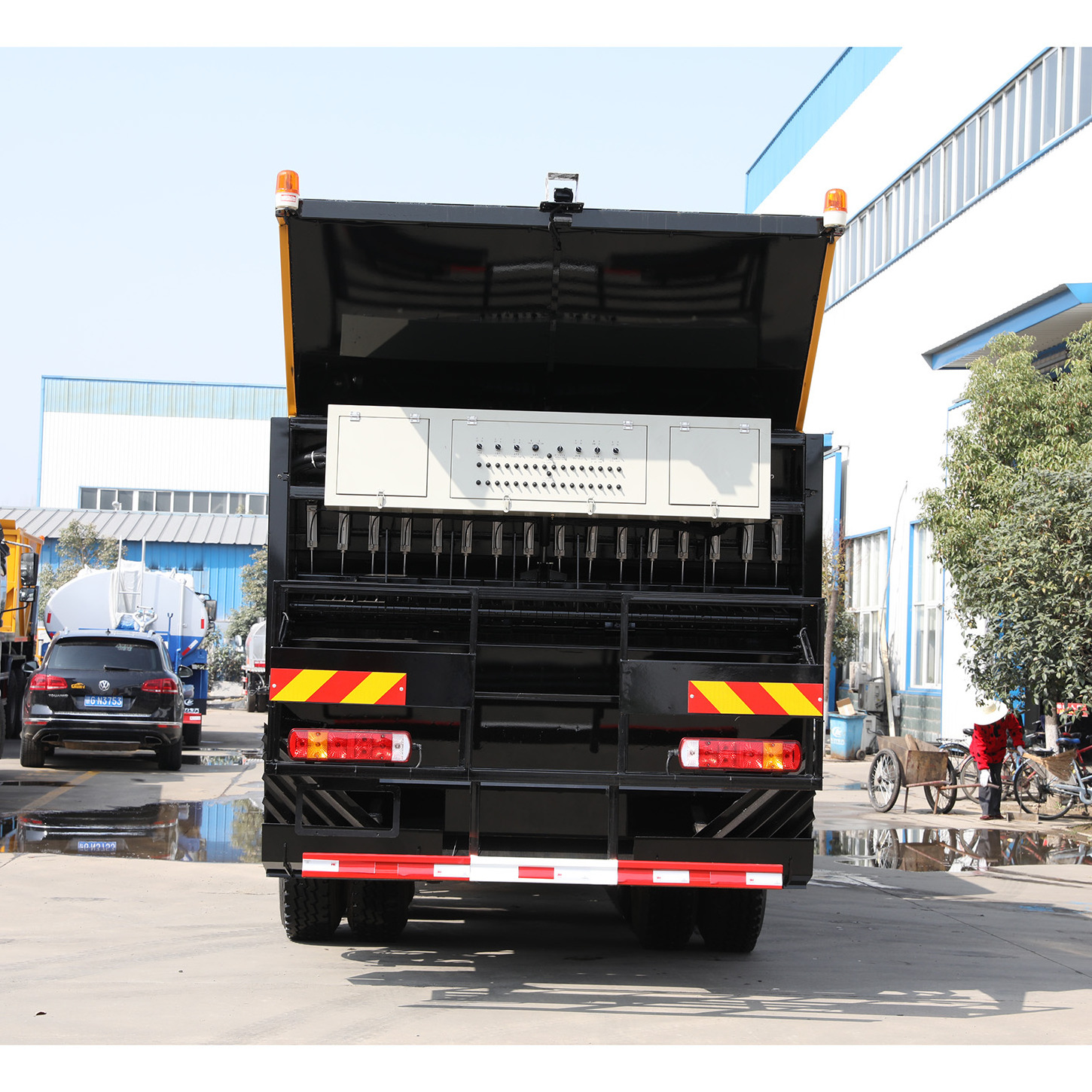 8X4 16000 Liters  Asphalt distributor equipped Gravel Synchronous Chip Seal Truck for sale