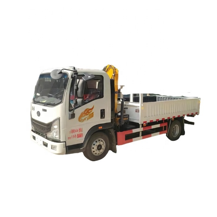 HOWO telescopic boom cranes mounted on the 4x2 chassis ,5tons crane 4 sections crane trucks