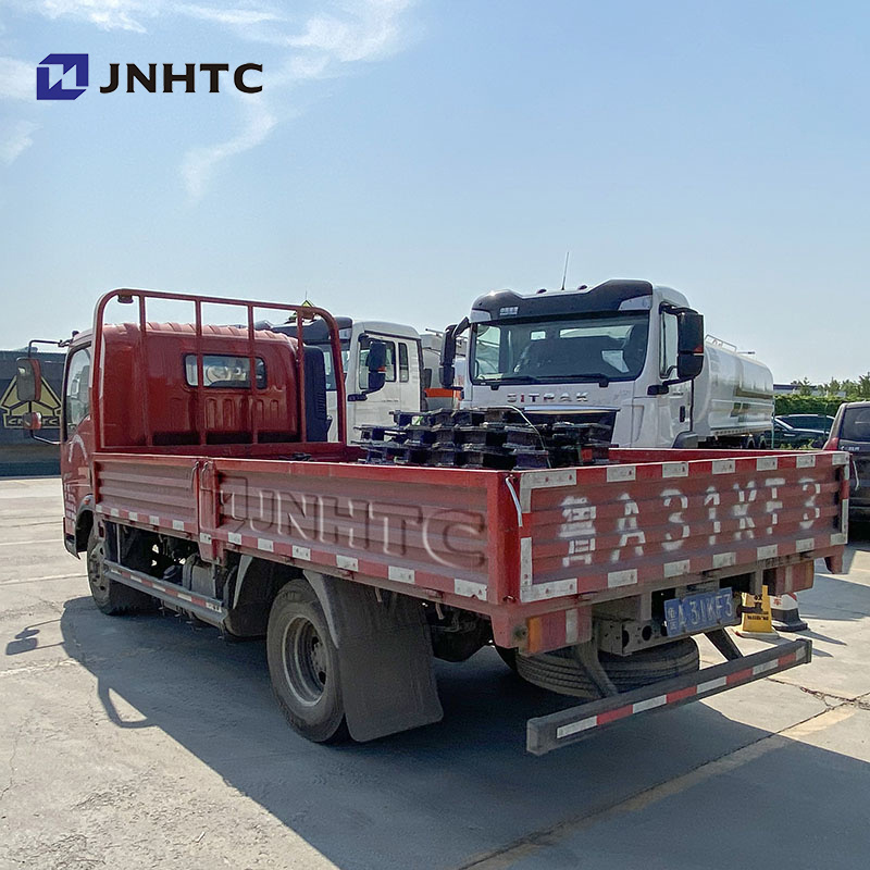 Hot Sale Sinotruk Howo Used 4x2 Light Van Cargo Truck Log Grab 20ft Small Cargo Truck For Sale