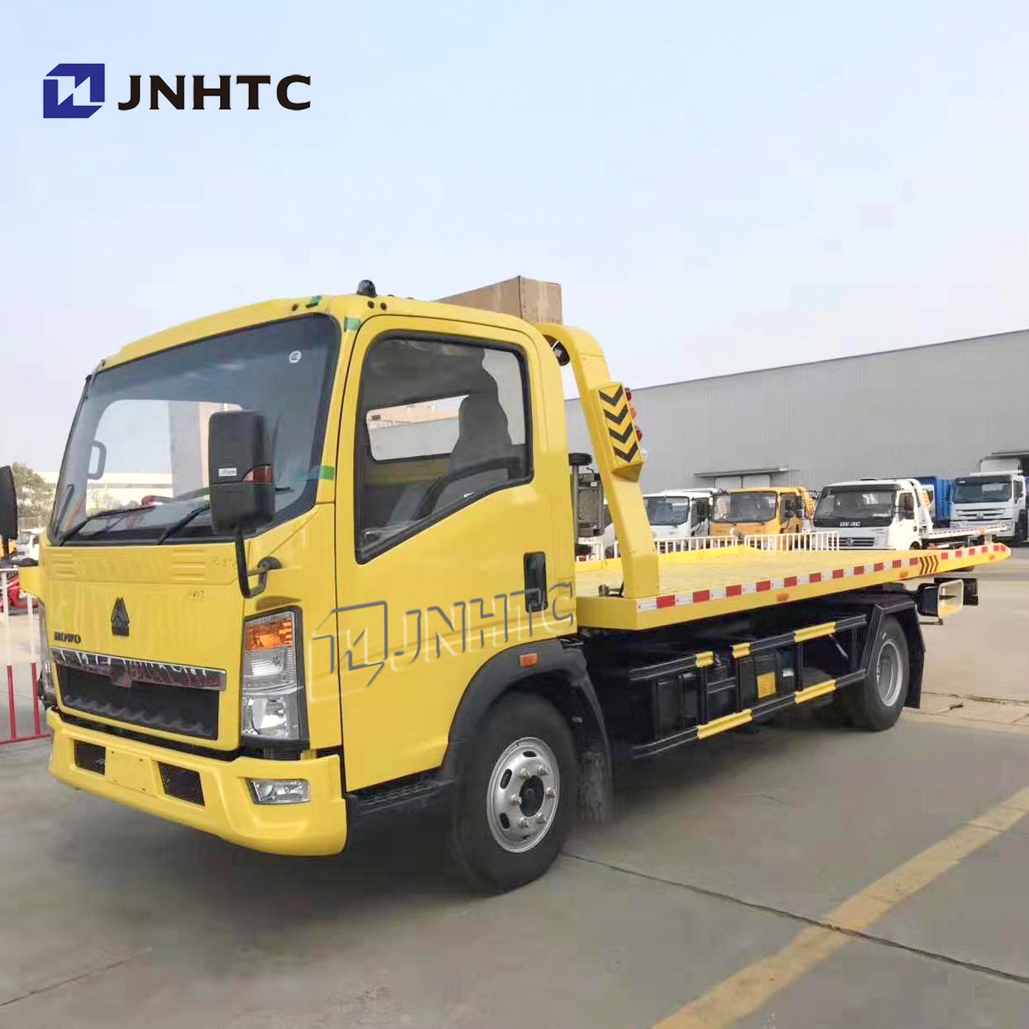 SINOTRUK HOWO 5.6M Length Tow Wrecker Truck Dimensions Road Wrecker Truck 5 tons With roll bed platform