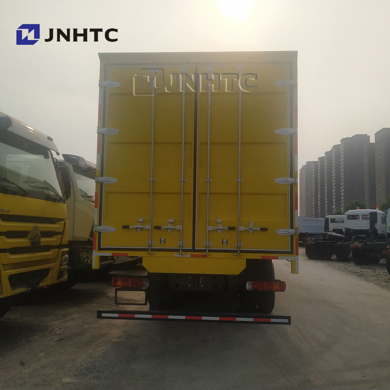 Chinese truck Sinotruk HOWO cargo truck 40 ft 30 ton box body 10 wheeler  lorry truck 371hp