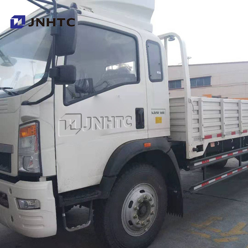 2023 new hot sale Sinotruk Howo new van truck 4x2 mini 3-5 ton light small cargo truck price