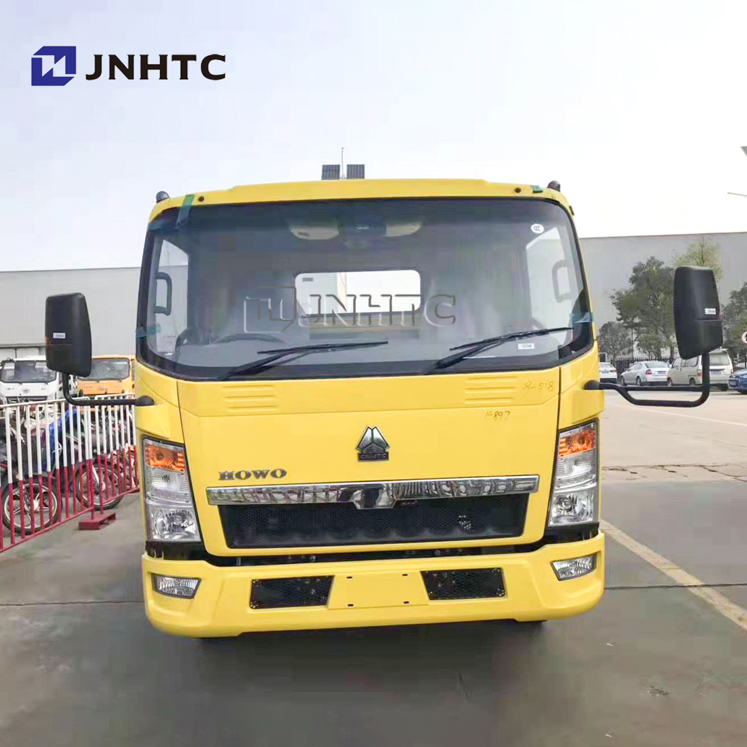 SINOTRUK HOWO 5.6M Length Tow Wrecker Truck Dimensions Road Wrecker Truck 5 tons With roll bed platform