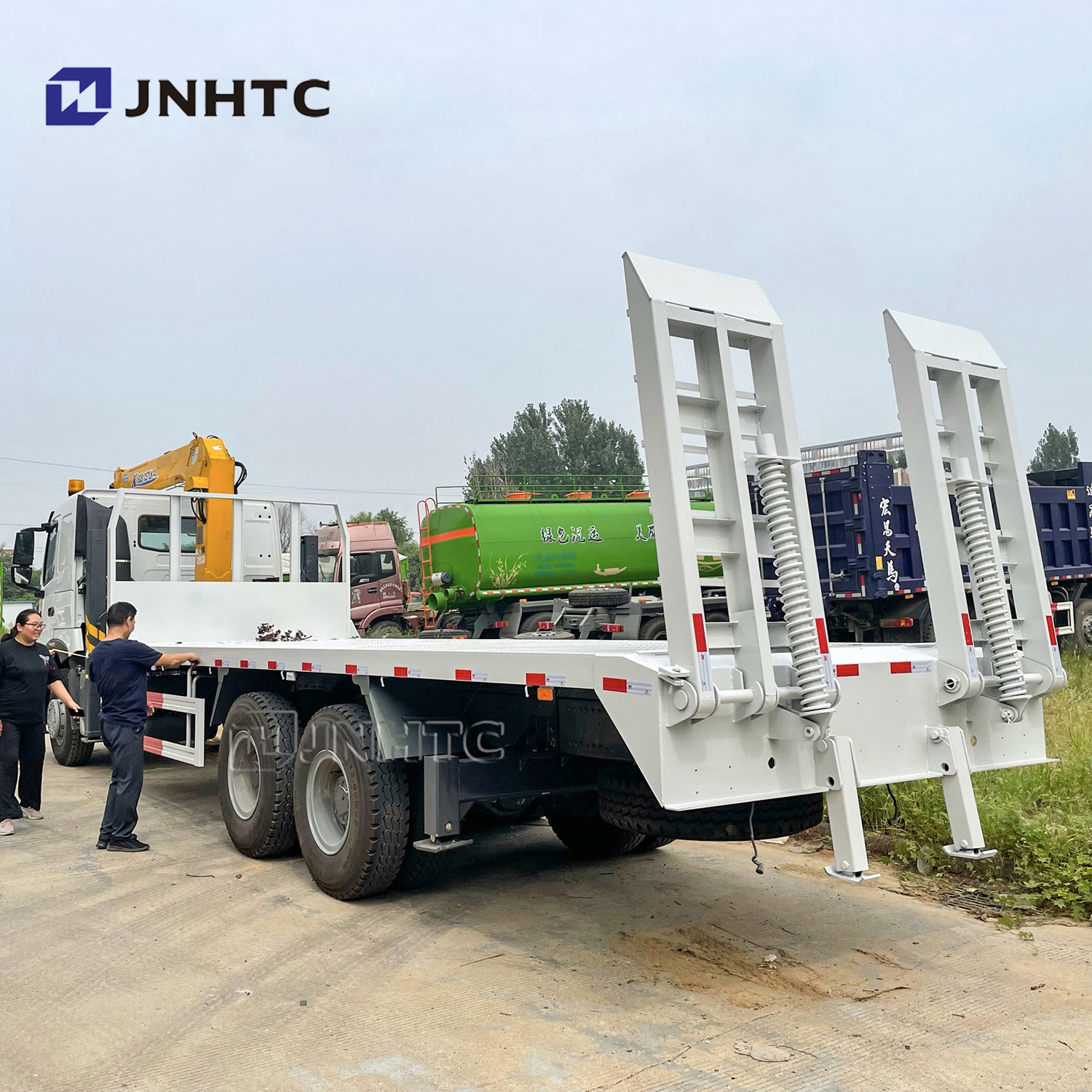 sinotruk heavy truck self loading with boom crane howo a7 t7 10w 380hp 371hp 10wheeler 12 wheeler  6x4 self loader truck