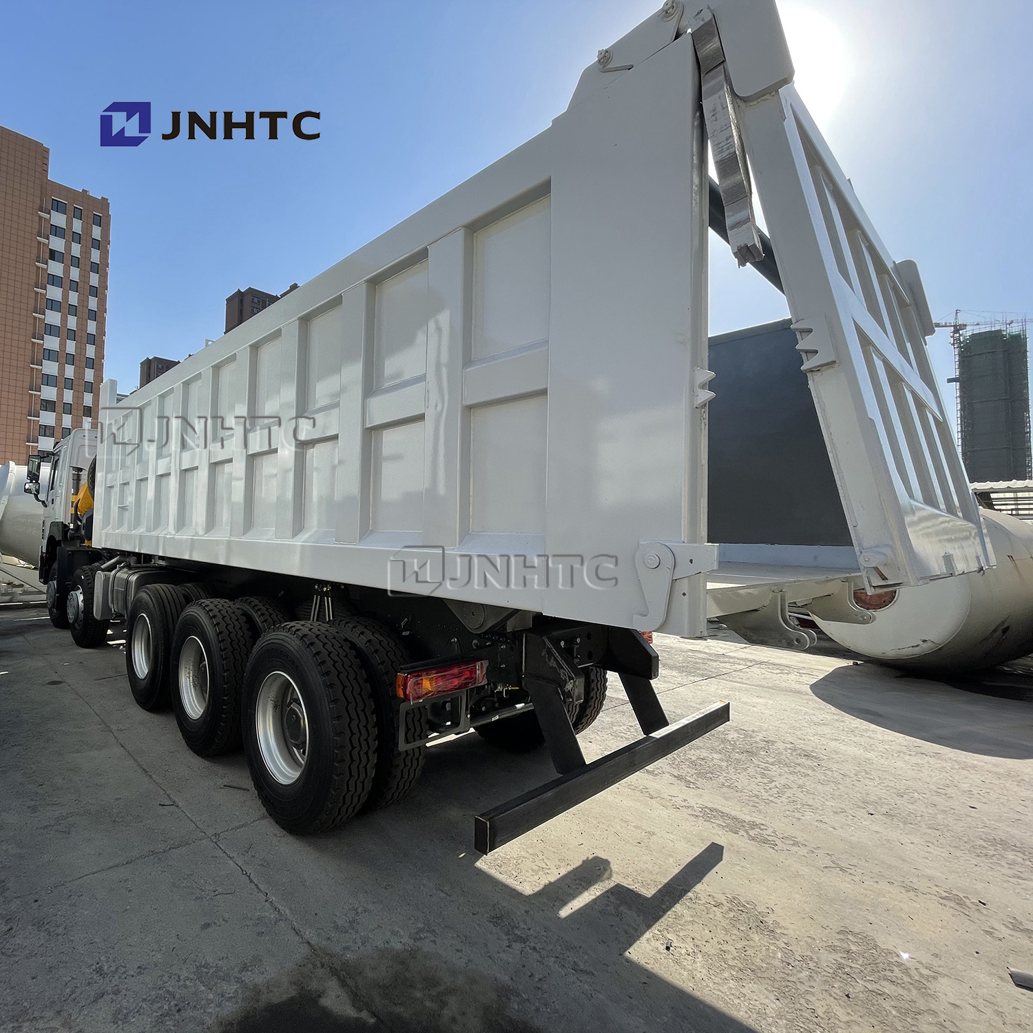 New China Howo 16 wheeler dump truck with 10T foldable arm crane with lifting axle tipper truck with price for sale