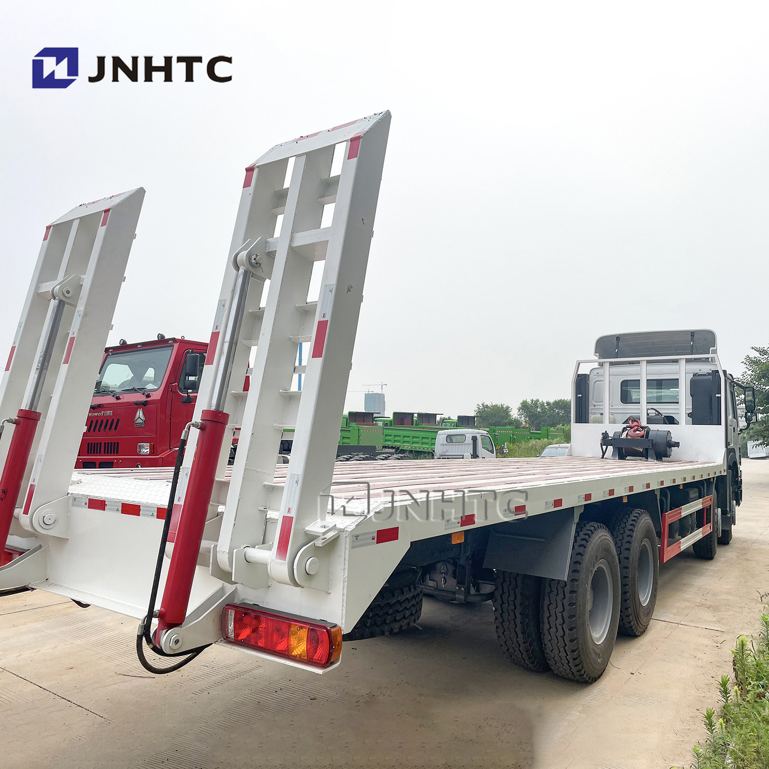 Cheap Sinotruk HOWO Rollback Flat Bed Car Carrier Tow Truck Wrecker Wheel Lift Road Recovery for Sale