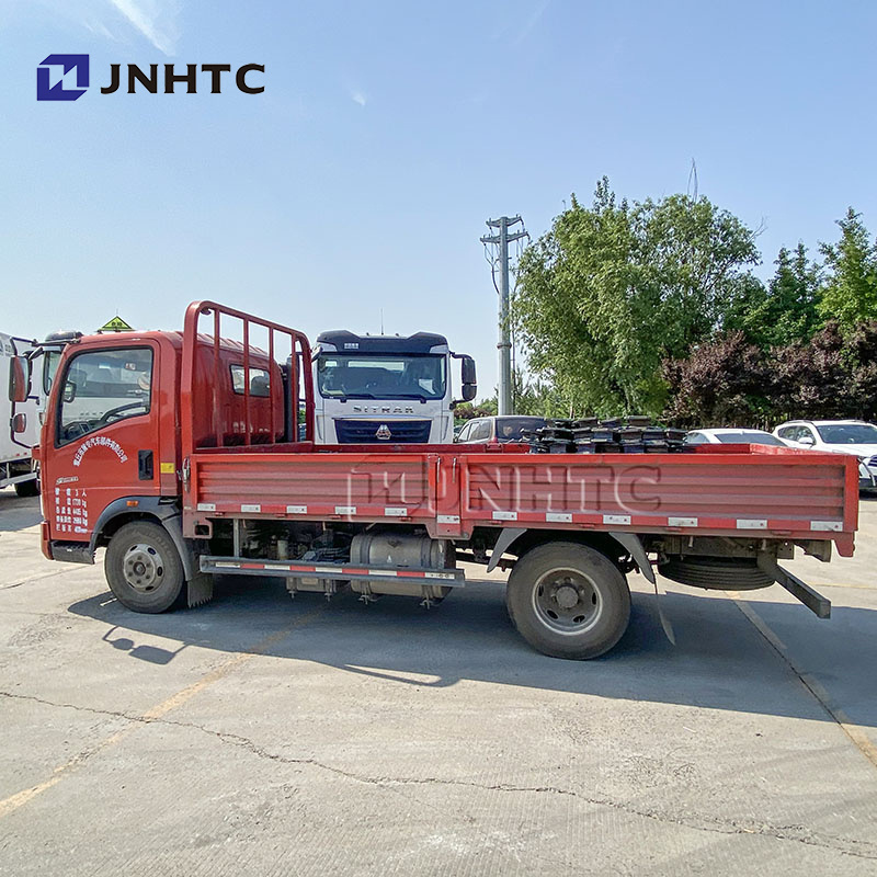 Hot Sale Sinotruk Howo Used 4x2 Light Van Cargo Truck Log Grab 20ft Small Cargo Truck For Sale