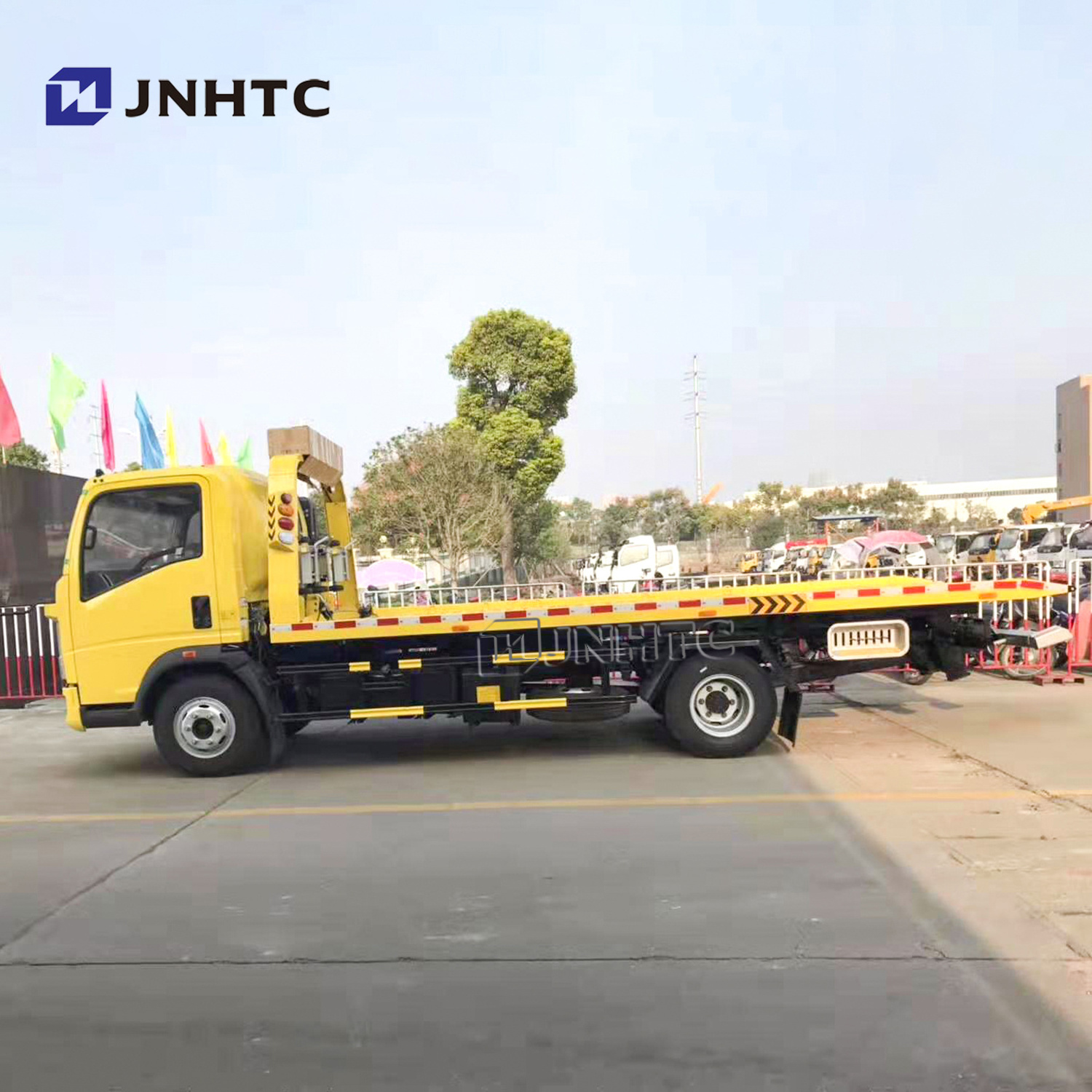 SINOTRUK HOWO 5.6M Length Tow Wrecker Truck Dimensions Road Wrecker Truck 5 tons With roll bed platform