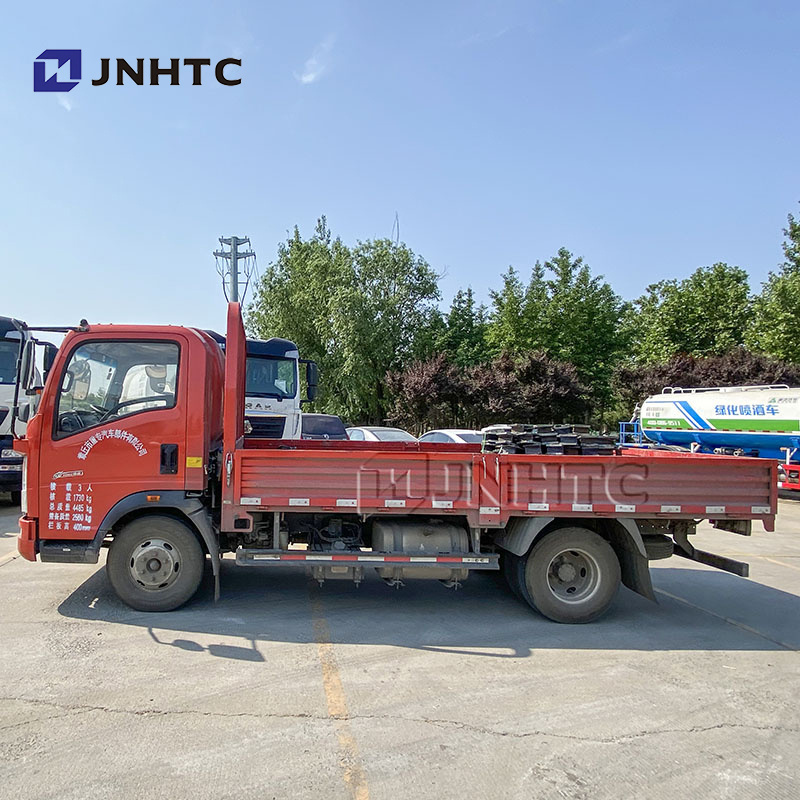 Hot Sale Sinotruk Howo Used 4x2 Light Van Cargo Truck Log Grab 20ft Small Cargo Truck For Sale