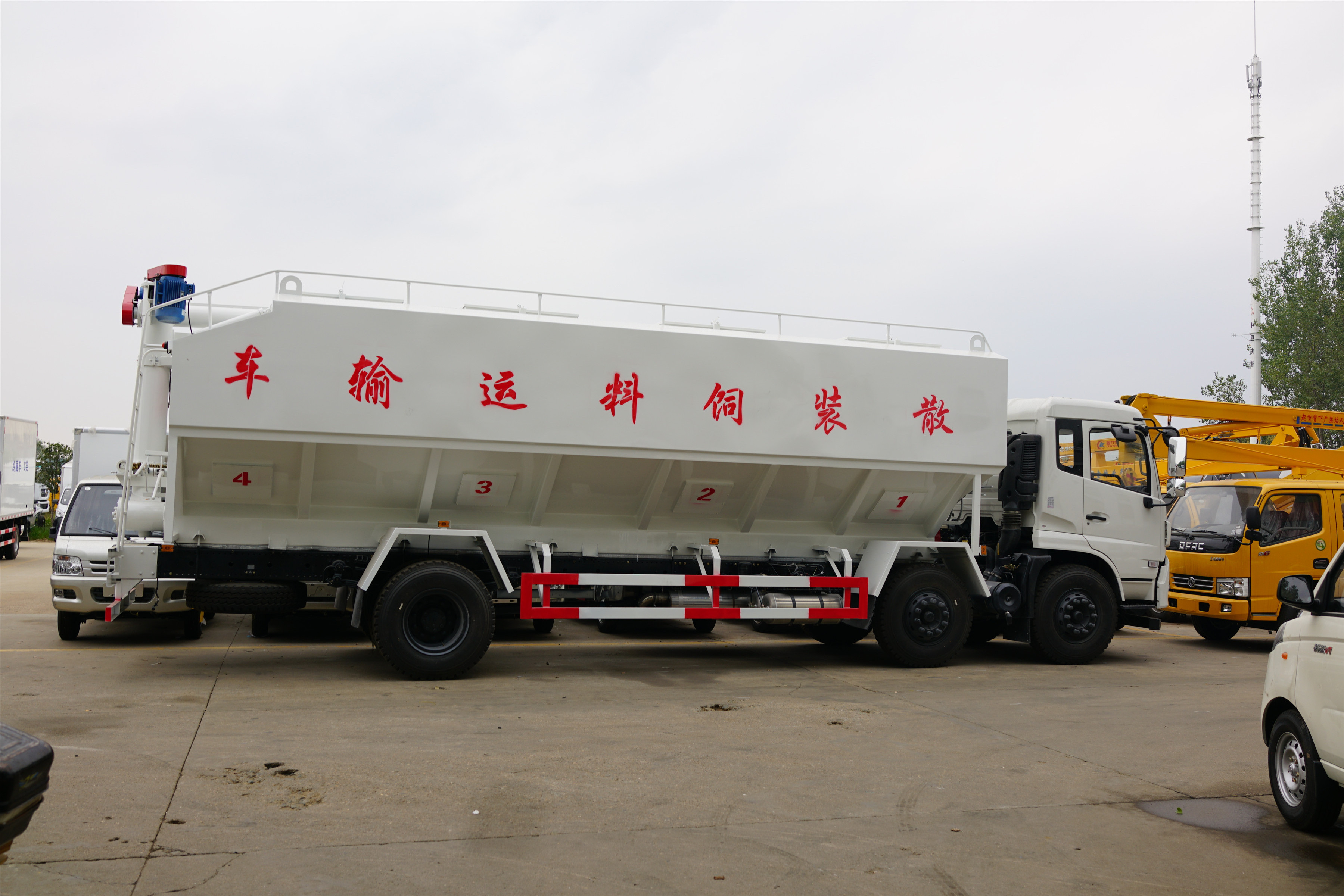 Dongfeng bulk feed delivery truck 30 cbm feed transport truck for sale