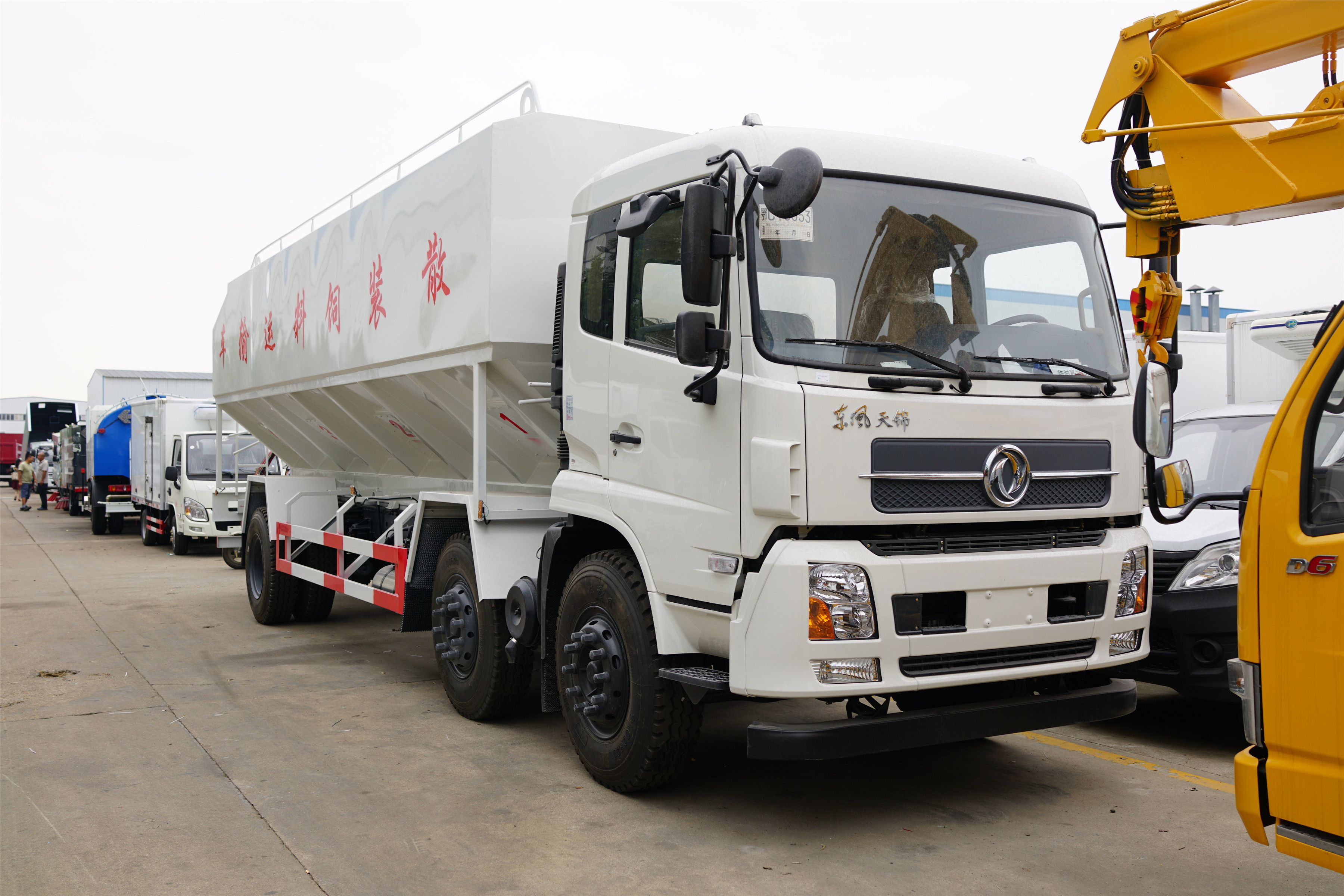 Dongfeng bulk feed delivery truck 30 cbm feed transport truck for sale