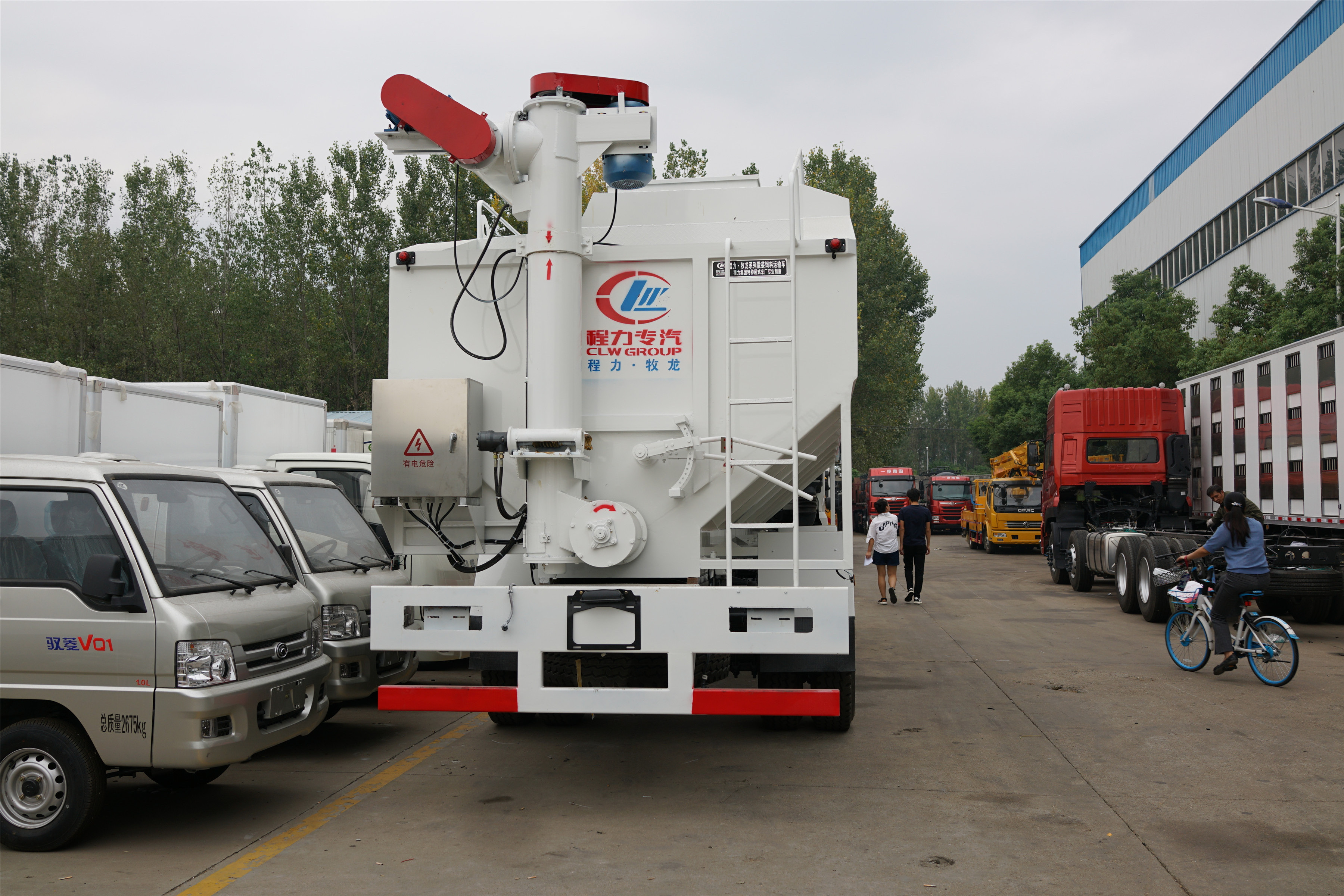 Dongfeng bulk feed delivery truck 30 cbm feed transport truck for sale