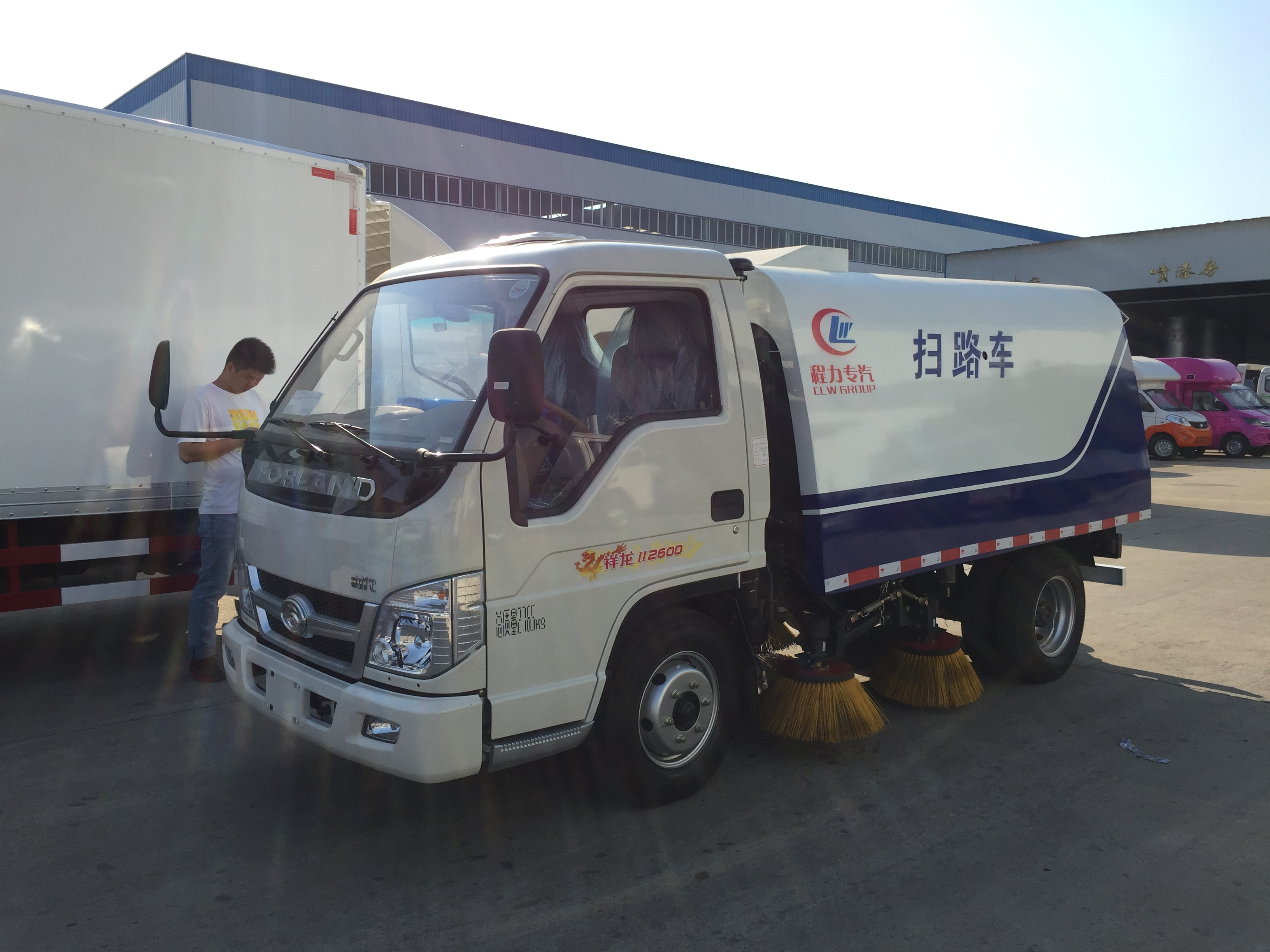 Small High Pressure Washing Sweeper Truck mini Compact street sweeping truck