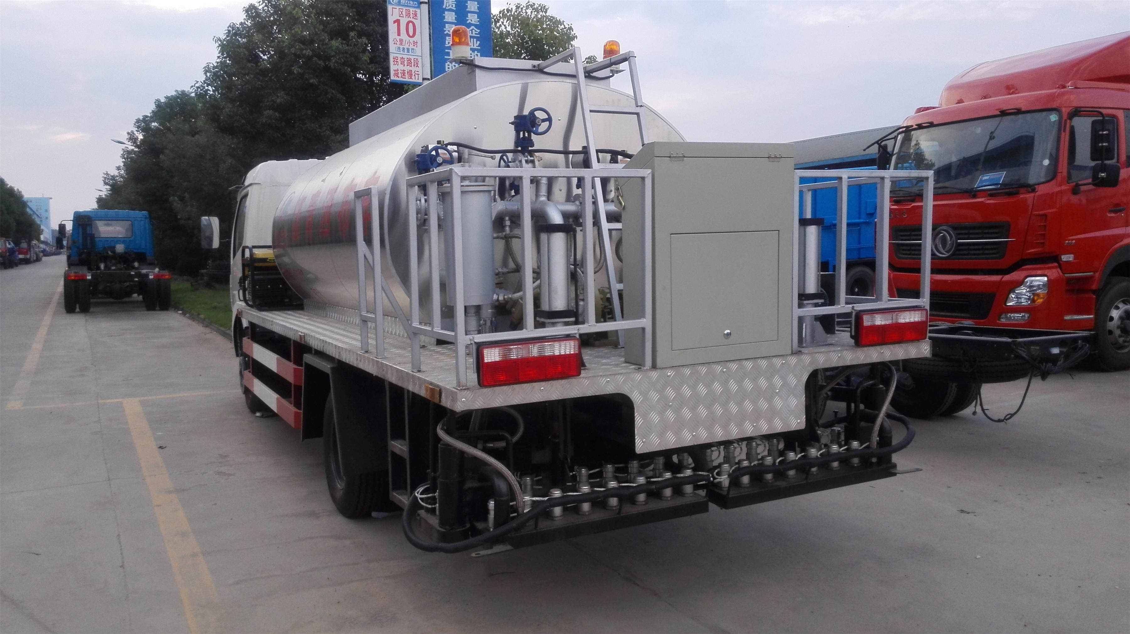 Dongfeng 6000L Bitumen Distributor sprayer truck