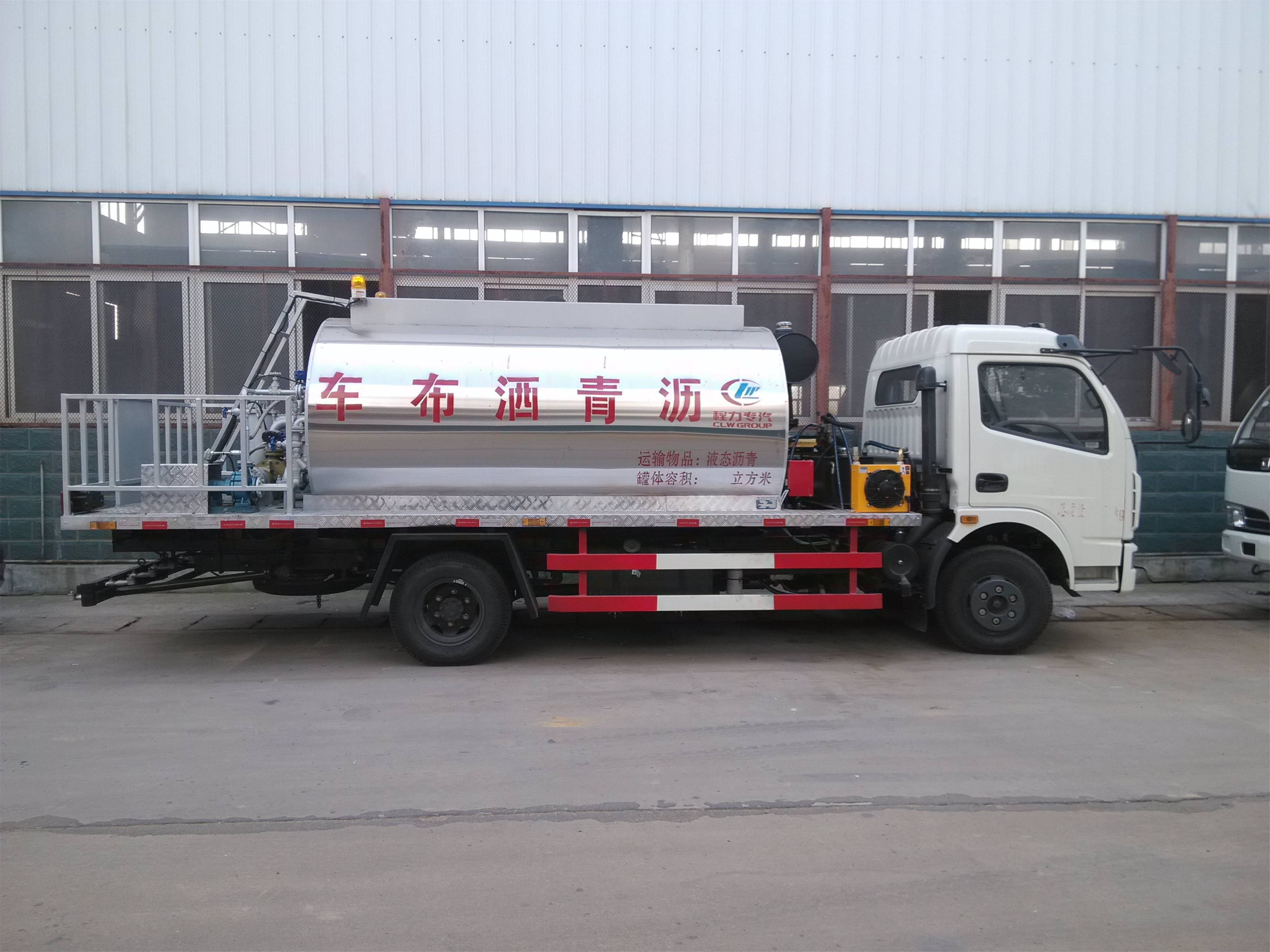 Dongfeng 6000L Bitumen Distributor sprayer truck