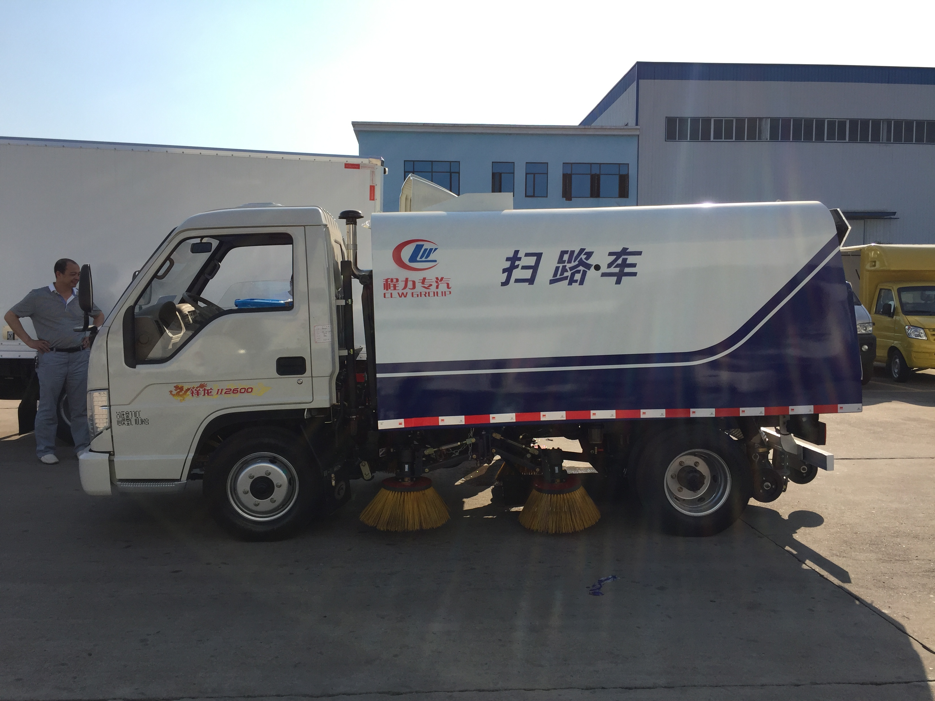 Small High Pressure Washing Sweeper Truck mini Compact street sweeping truck