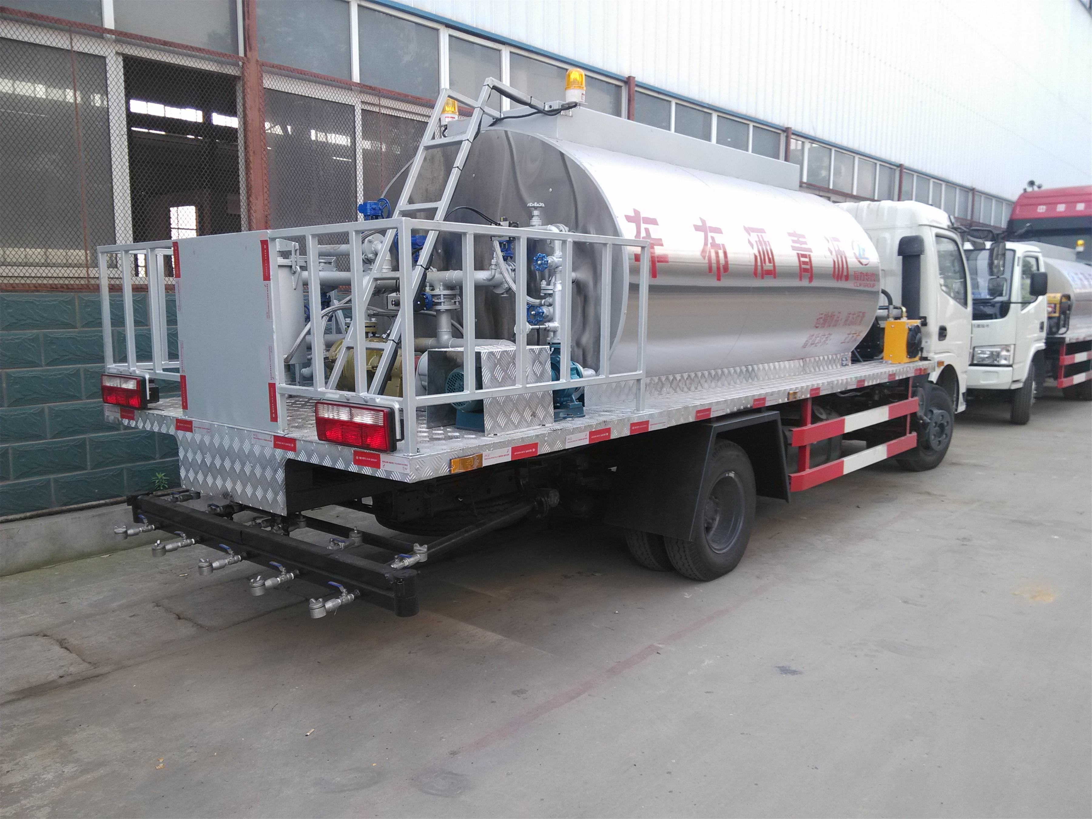 Dongfeng 6000L Bitumen Distributor sprayer truck