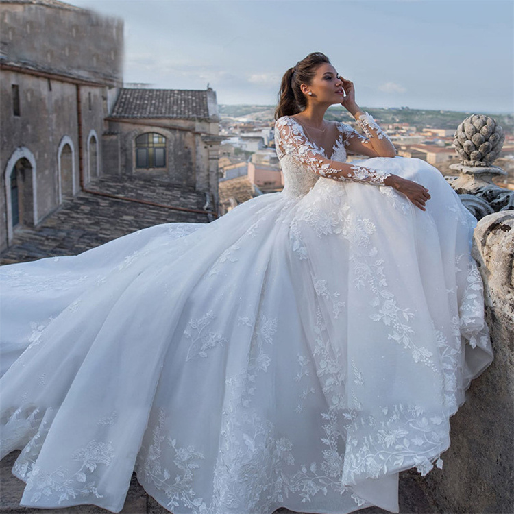 2023 Big Train New Wedding Bride Senior Retro Sexy Tulle V-neck Long Sleeve Wedding Dress