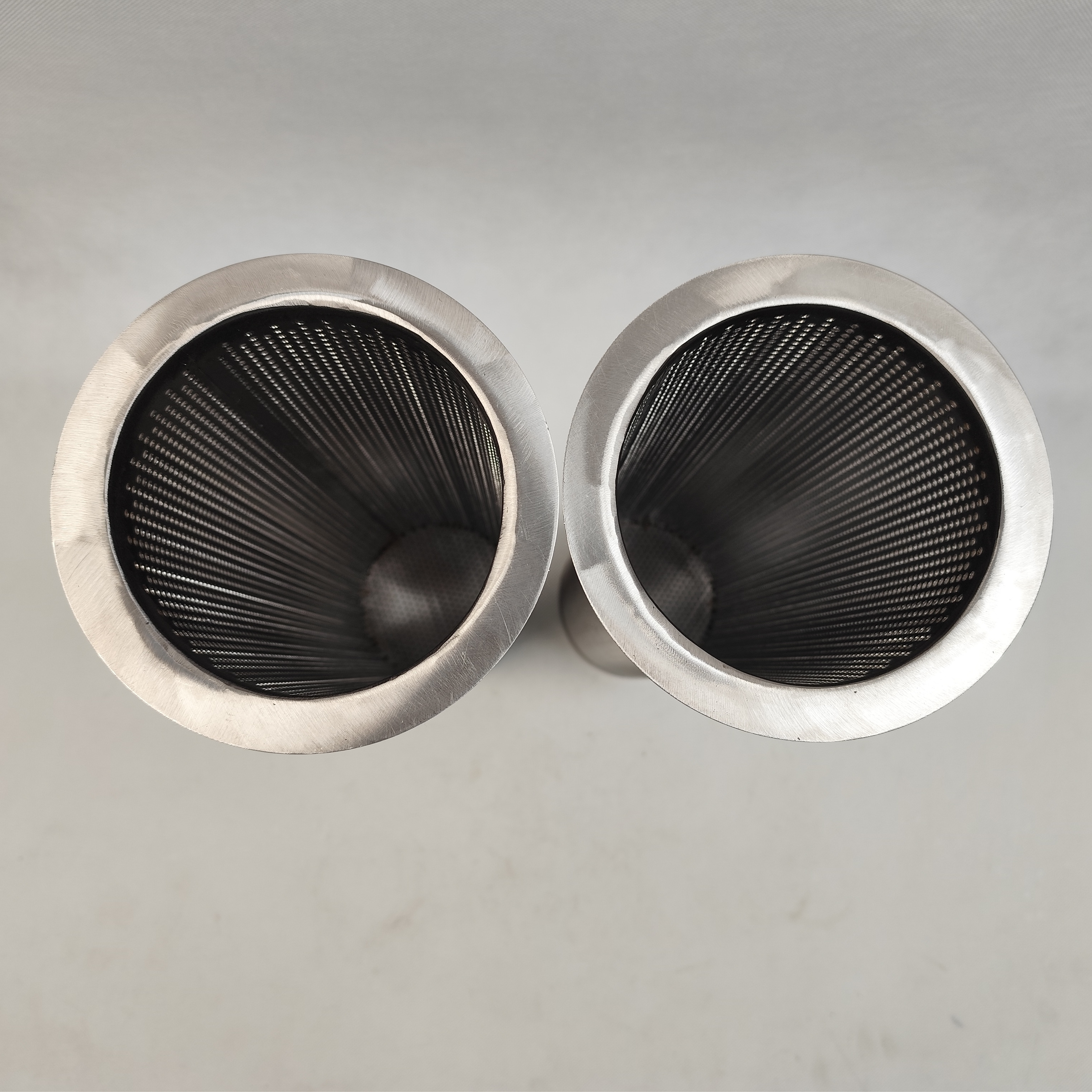 Manufacturer directly sells stainless steel filter cartridges and tubes with various shapes of wire mesh screens mesh cylinder