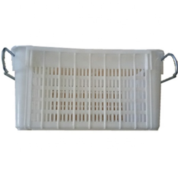 Vegetable plastic crate with metal handle