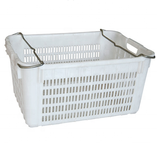 Vegetable plastic crate with metal handle