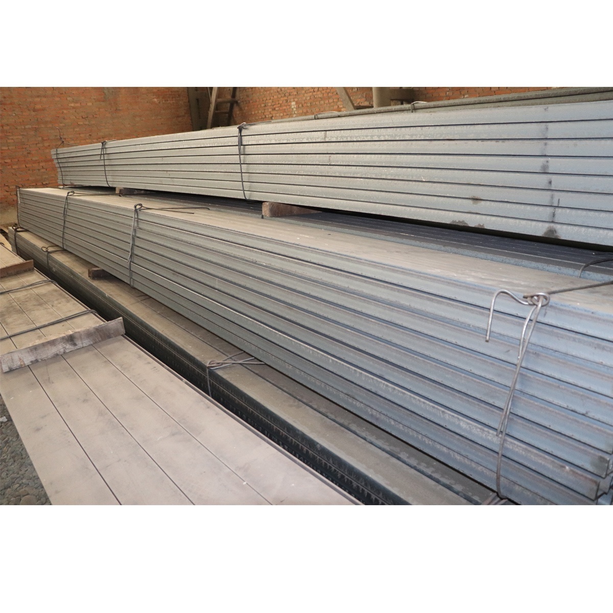 YQF angles, shapes and sections of alloy steel hydraulic angle steel  250x250 90 degree equal steel angle bar