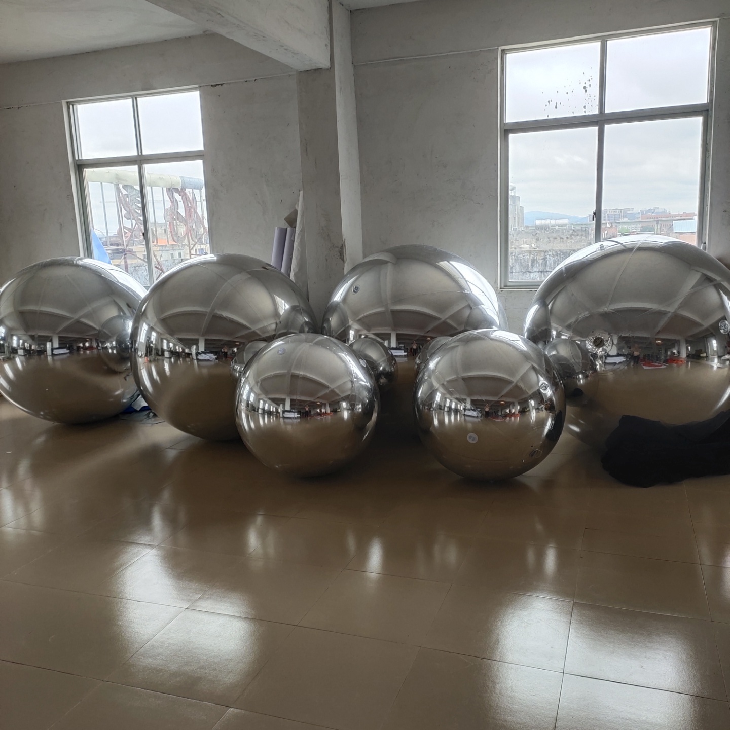 giant pvc inflatable green mirror ball/inflatable santa mirror balloon for sale