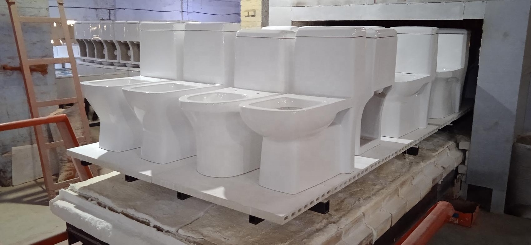 Ceramic Vitreous One piece toilet with P and S Trap 715X650 mm white glazed with wash down Flushing system and seat cover