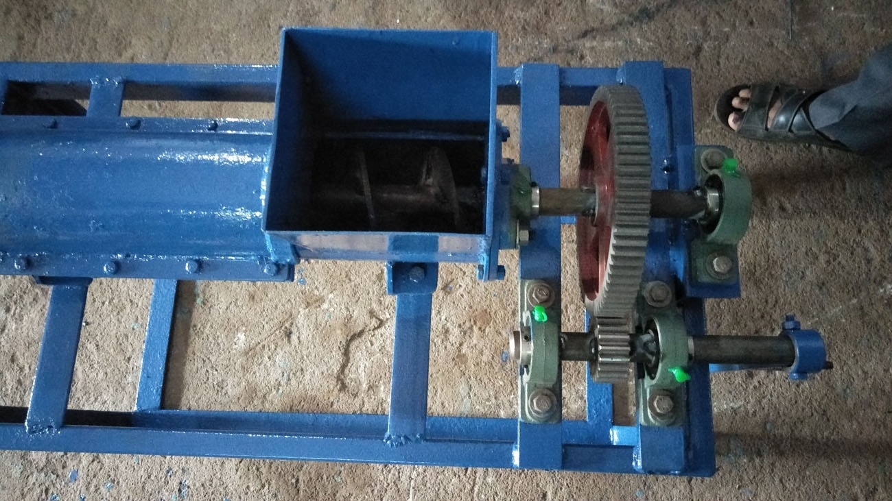 hand operated manual pug mill machine used for pottery and clay art works and studio manually operated machine