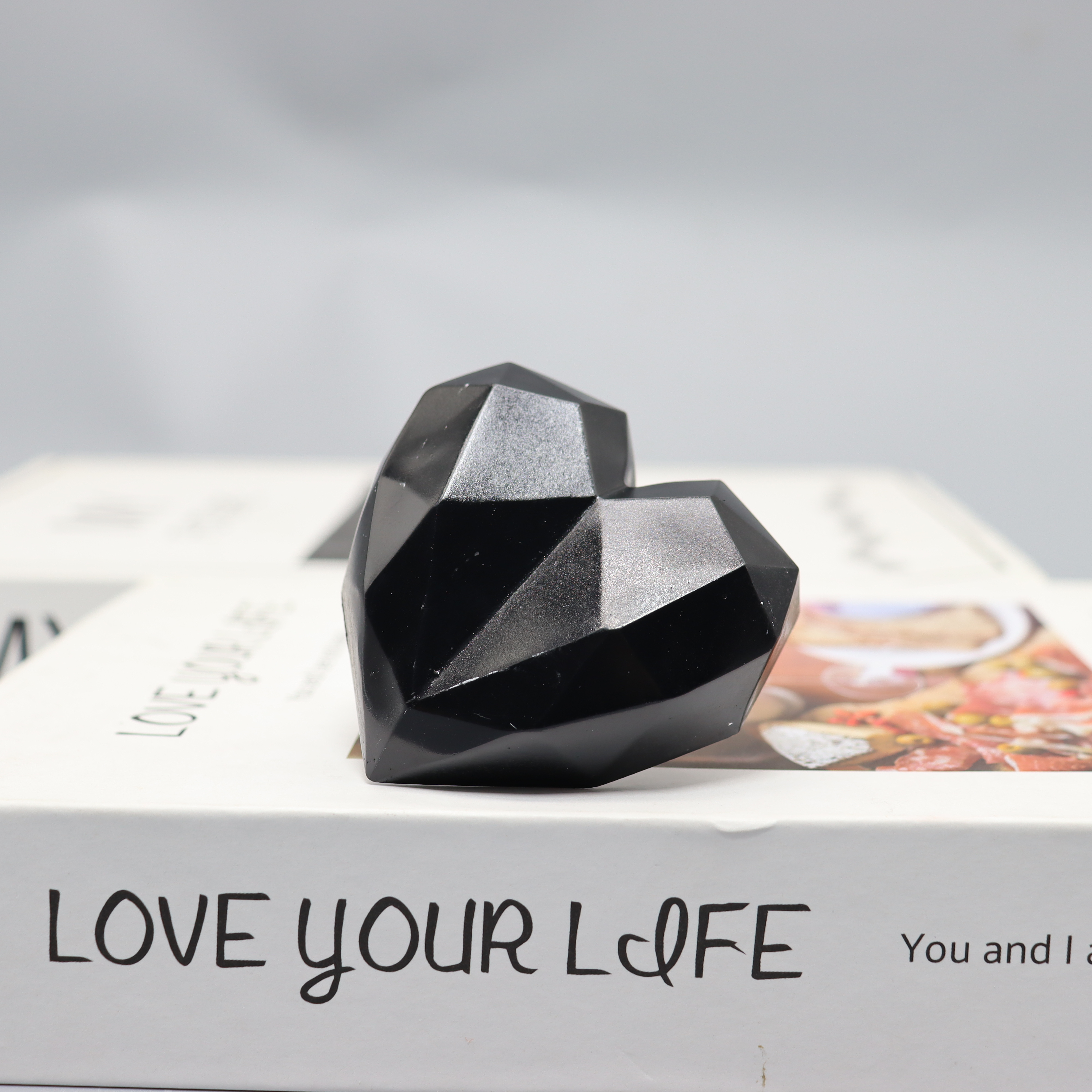 Wholesale Black Painted Heart Shaped Ceramic Scented Stone Car Vent Air Conditioner Perfume Fragrance Oil Diffuser Air Freshener