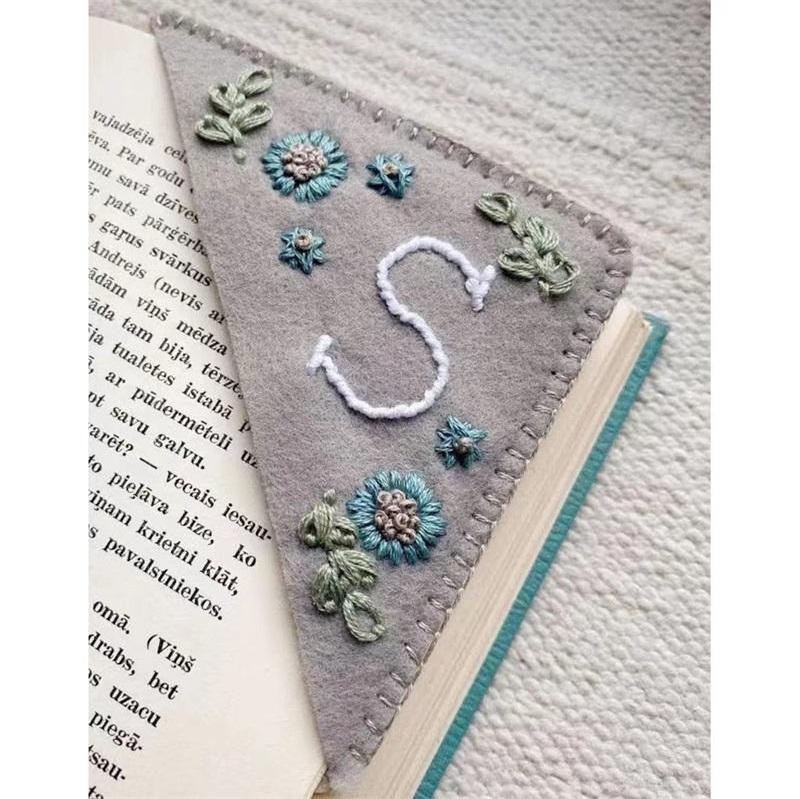 In Stock Factory Wholesale Personalized Beautiful Flower Letter Custom Bookmark Felt Corner Handmade DIY Embroidery Bookmark