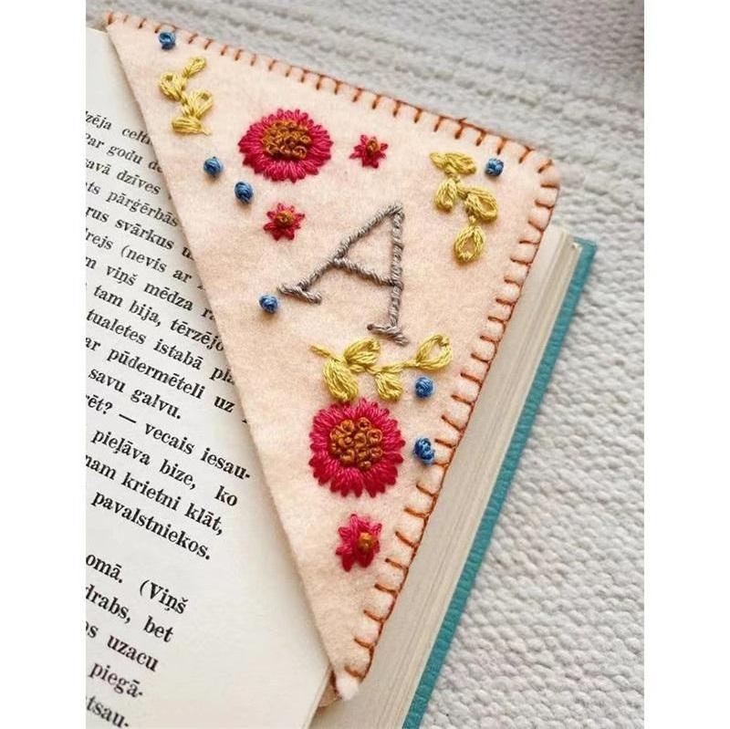 In Stock Factory Wholesale Personalized Beautiful Flower Letter Custom Bookmark Felt Corner Handmade DIY Embroidery Bookmark