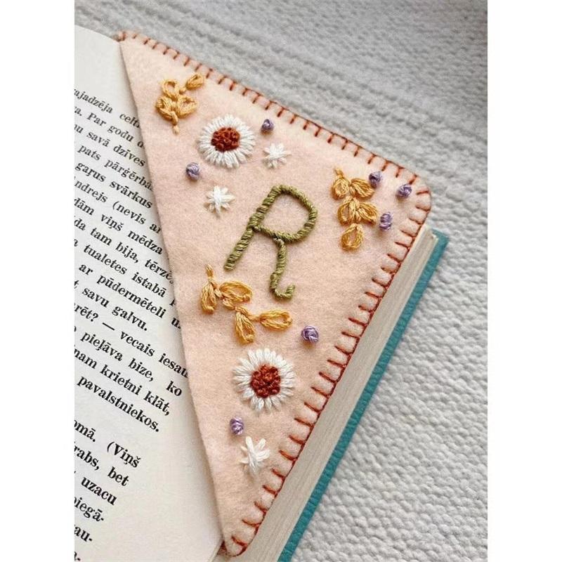 In Stock Factory Wholesale Personalized Beautiful Flower Letter Custom Bookmark Felt Corner Handmade DIY Embroidery Bookmark