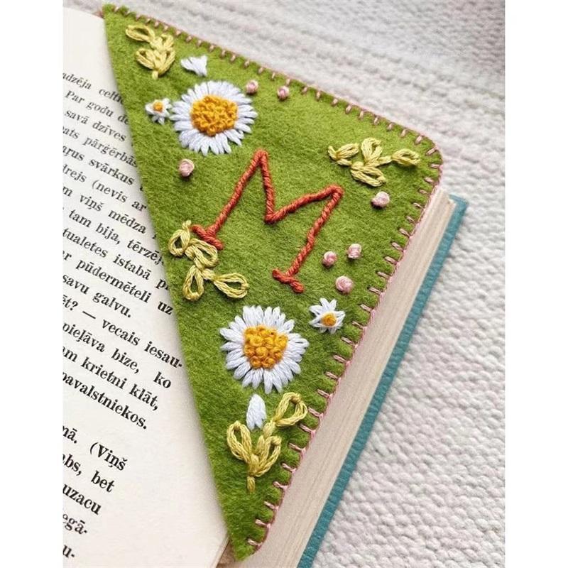 In Stock Factory Wholesale Personalized Beautiful Flower Letter Custom Bookmark Felt Corner Handmade DIY Embroidery Bookmark