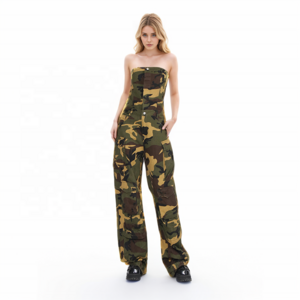 TWOTWINSTYLE Wholesale Camouflage Loose Cargo Jumpsuits Strapless Sleeveless High Waist Jumpsuits For Women 2023