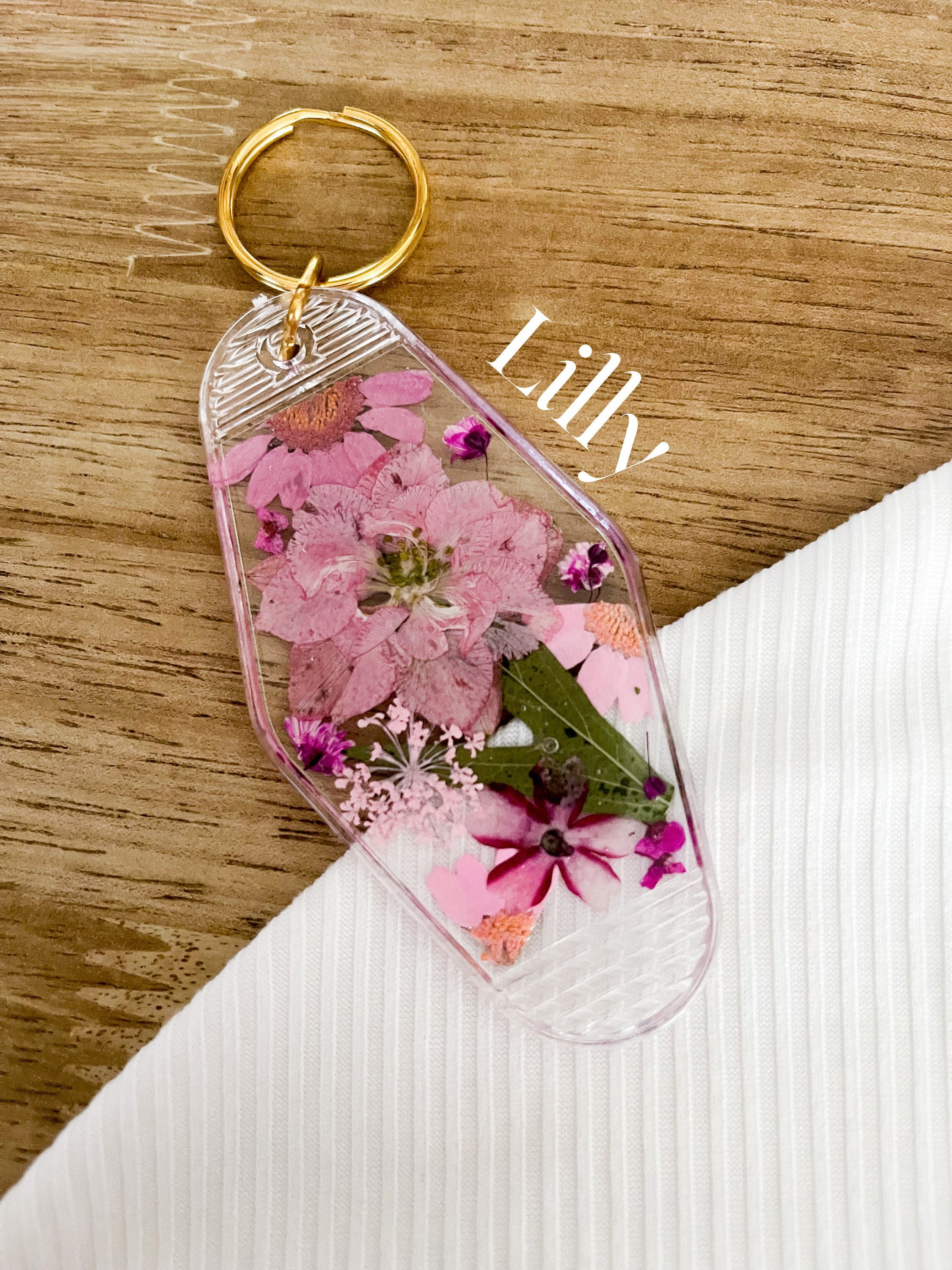 Pressed Flower Vintage Motel Keychain Customized Resin Dried Flower Keychain