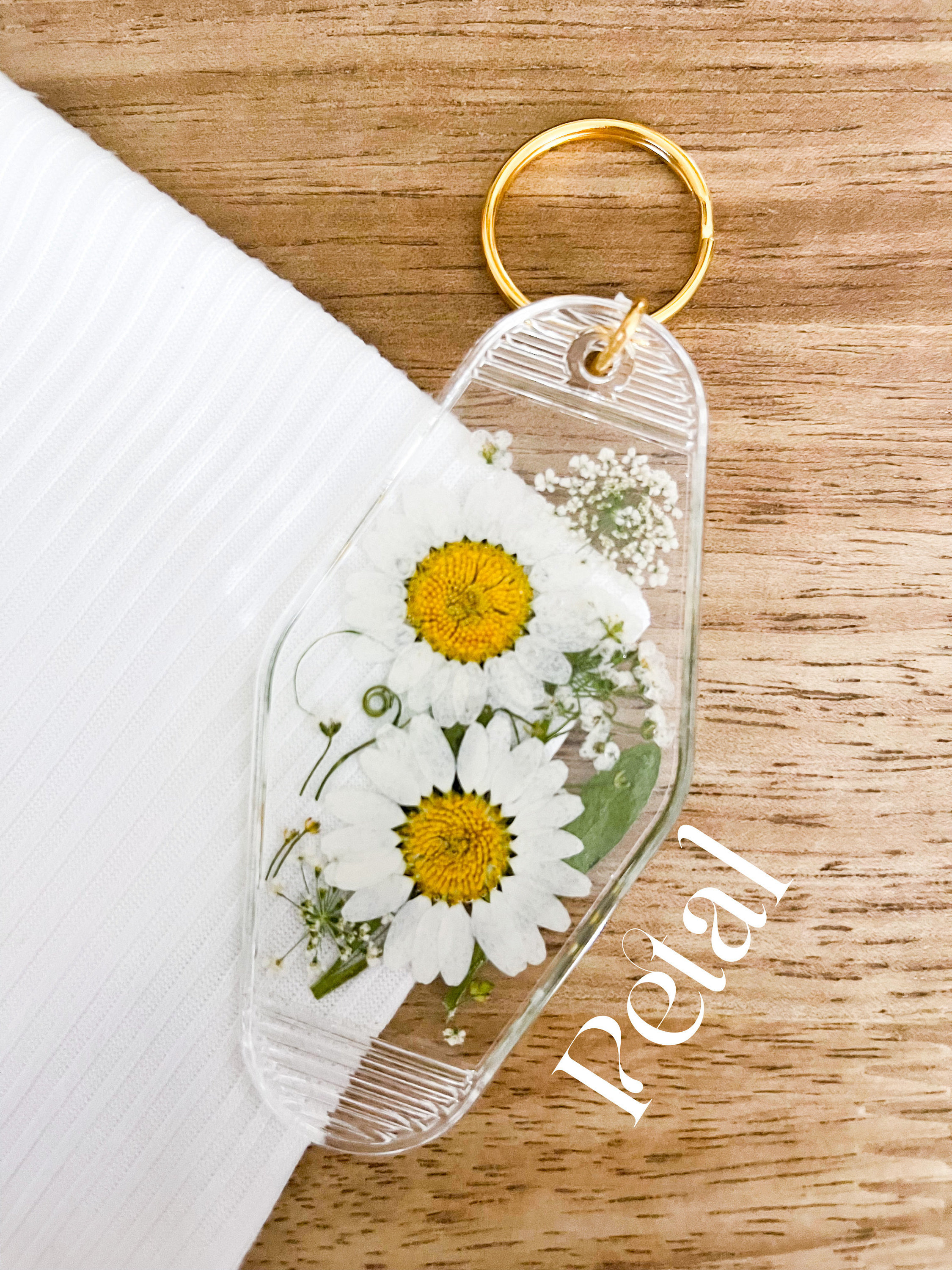 Pressed Flower Vintage Motel Keychain Customized Resin Dried Flower Keychain