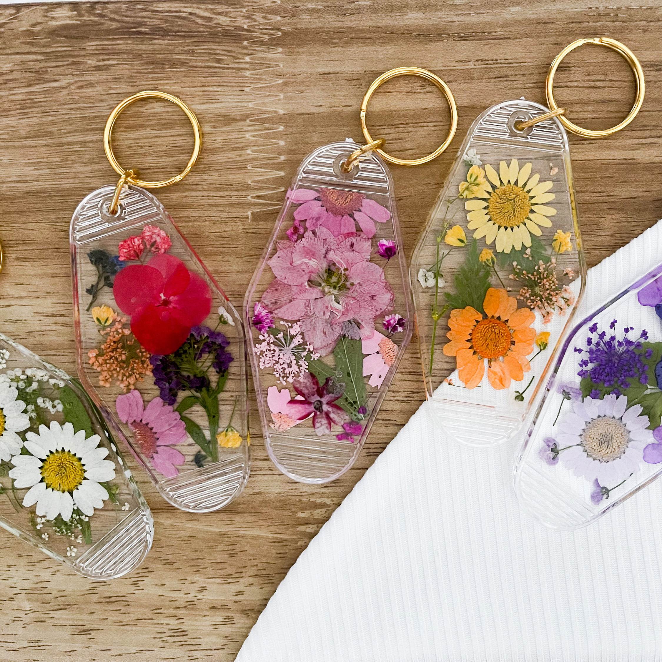 Pressed Flower Vintage Motel Keychain Customized Resin Dried Flower Keychain