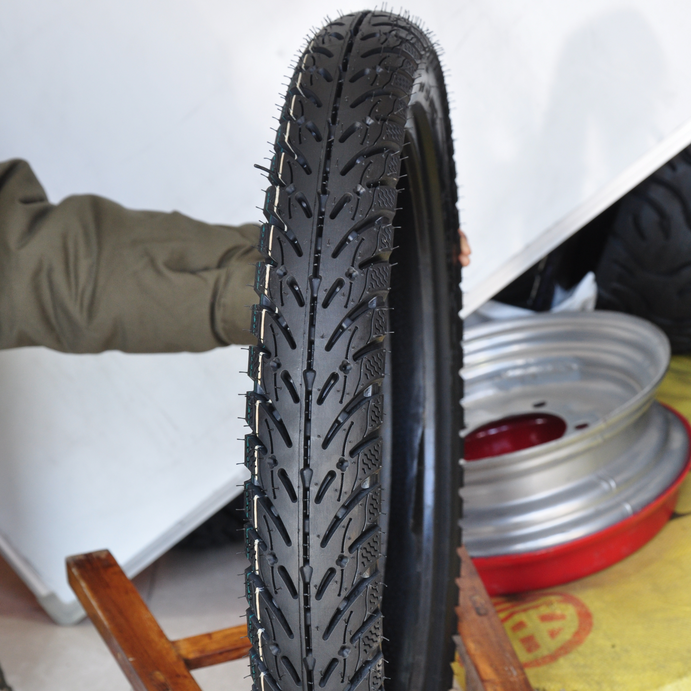 super-run MOTO TIRES Street Dirty Road motorcycle tyre 2.75-17 3.00-17 90/90-17 100/80-17 100/90-17 110/90-17 120/80-17 tire