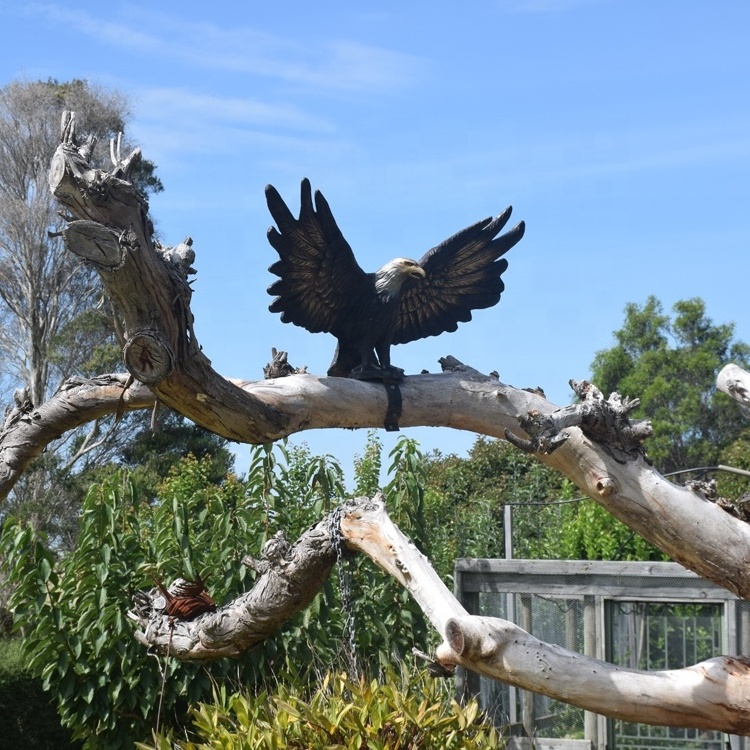 Customized life size bronze animal bird sculpture brass eagle statue for tree decoration