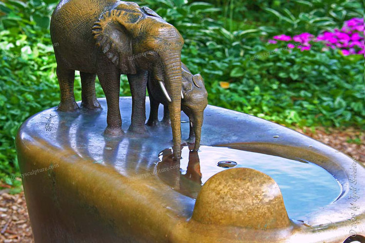 Outdoor metal water fountain bronze mother and calf elephants wate fountain