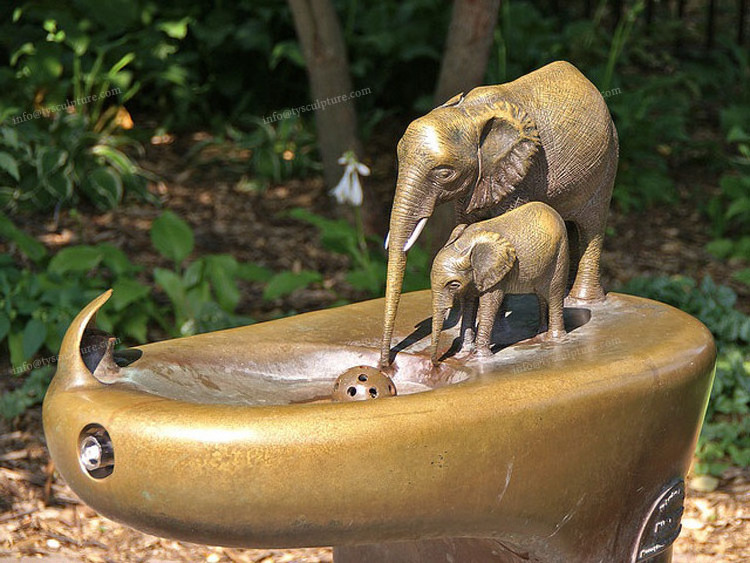 Outdoor metal water fountain bronze mother and calf elephants wate fountain