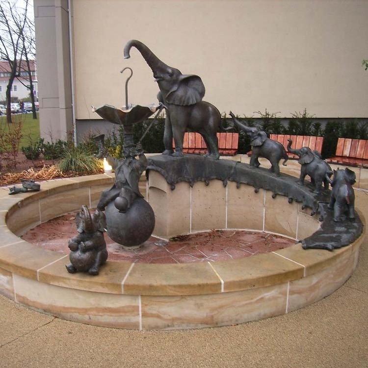 Outdoor metal water fountain bronze mother and calf elephants wate fountain