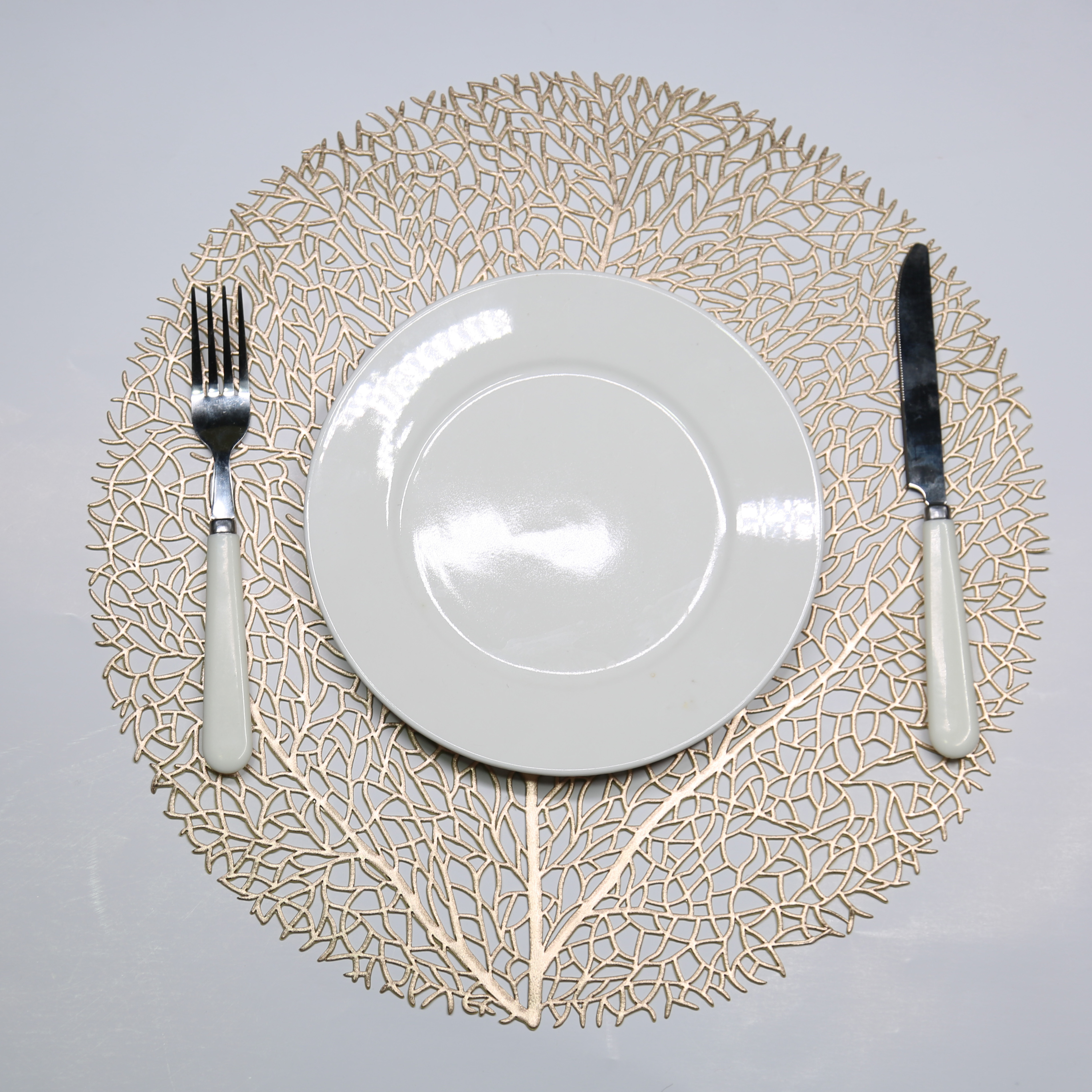 2023 Tabletex hot sale hollow design tree leaf round 38cm PVC placemat gold table mat