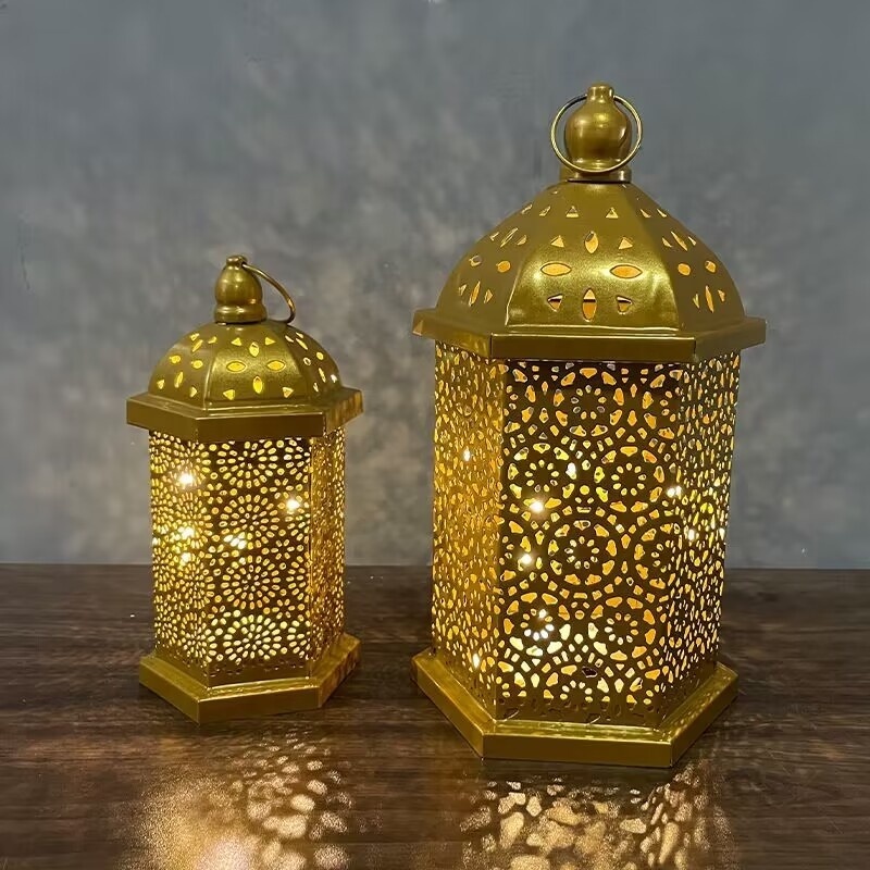 Wholesale Stock Eid Gift Retro Hollow out LED Lantern Wrought Iron Candlelight Moroccan Lanterns Decorative Ramadan Lanterns