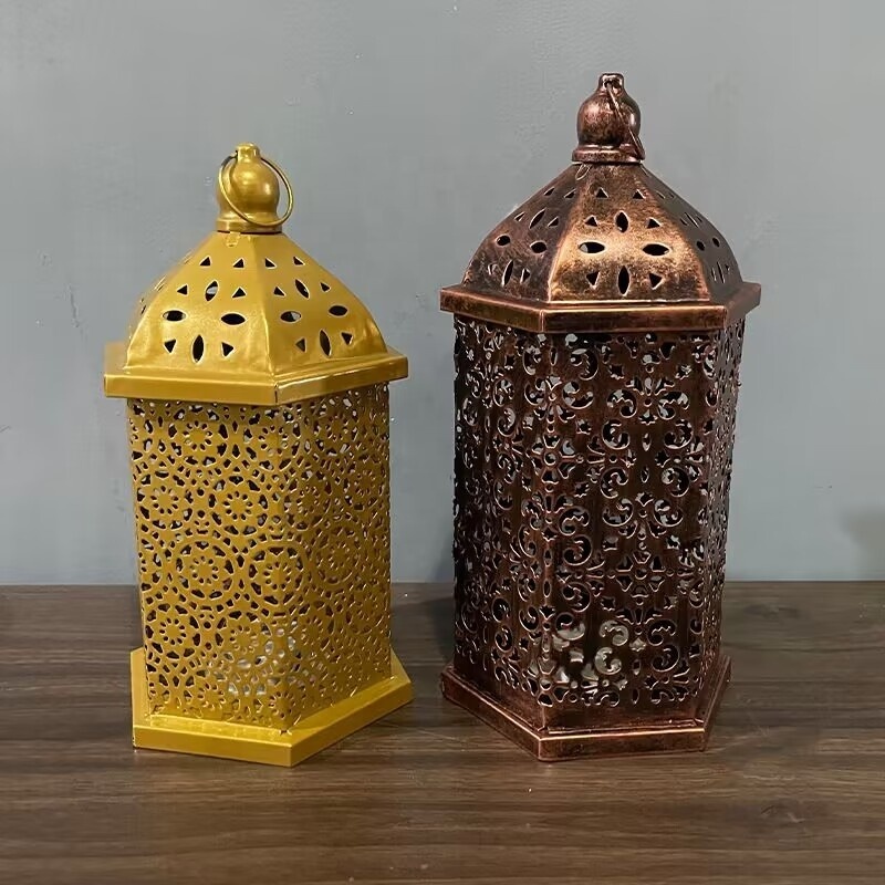 Wholesale Stock Eid Gift Retro Hollow out LED Lantern Wrought Iron Candlelight Moroccan Lanterns Decorative Ramadan Lanterns