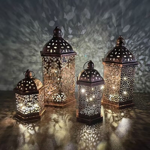 Wholesale Stock Eid Gift Retro Hollow out LED Lantern Wrought Iron Candlelight Moroccan Lanterns Decorative Ramadan Lanterns