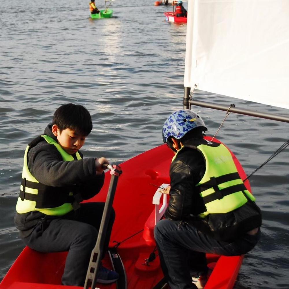 small optimist plastic sail boat